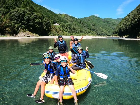 ラフティングツアー グループでボート貸切！仁淀川で大自然を満喫しよう 5歳～参加OK＜3時間／午前 or 午後／3～11月／越知町＞