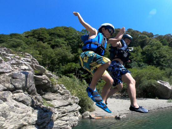 ラフティングツアー グループでボート貸切！仁淀川で大自然を満喫しよう 5歳～参加OK＜3時間／午前 or 午後／3～11月／越知町＞