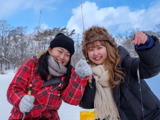 大沼国定公園 ワカサギ釣り 新鮮なワカサギを釣り放題！釣ったあとはホクホクの天ぷらに＜90～120分／1～3月／大沼公園＞