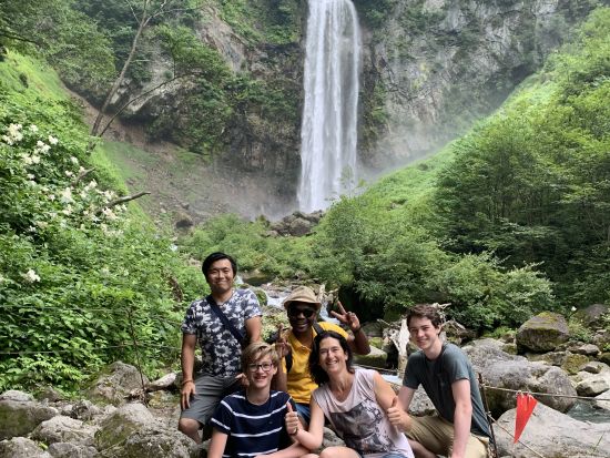 【多言語対応】1日観光ツアー 世界遺産 白川郷・温泉入浴・平湯大滝へのハイキング ＜ガイド付きツアー／7～9時間／2～12名／岐阜 白川村＞