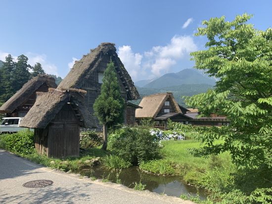 【多言語対応】1日観光ツアー 世界遺産 白川郷・温泉入浴・平湯大滝へのハイキング ＜ガイド付きツアー／7～9時間／2～12名／岐阜 白川村＞