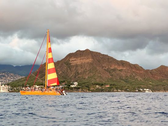 サンセットセーリング　ナ・ホクⅢ号　ワイキキビーチの中心から出港！マイタイなどアルコールを含む飲み放題付き！＜ワイキキ発＞
