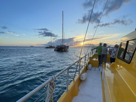 貸切ボートチャーター　ナ・ホクⅢ号　全長約13メートルの広々とした快適空間！　アルコール含むドリンク飲み放題＜1～4時間／1～49名／ワイキキ発＞