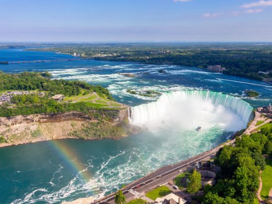 ナイアガラ1日観光ツアー　ナイアガラの滝を満喫　クルーズや昼食付きプランあり＜メープルシロップ試飲付き／英語ガイド／トロント発＞