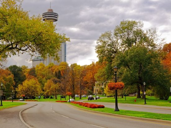 ナイアガラ1日観光ツアー　ナイアガラの滝を満喫　クルーズや昼食付きプランあり＜メープルシロップ試飲付き／英語ガイド／トロント発＞