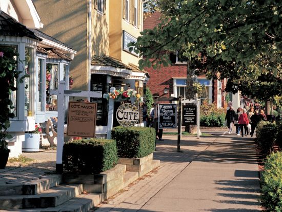 ナイアガラ1日観光ツアー　ナイアガラの滝を満喫　クルーズや昼食付きプランあり＜メープルシロップ試飲付き／英語ガイド／トロント発＞