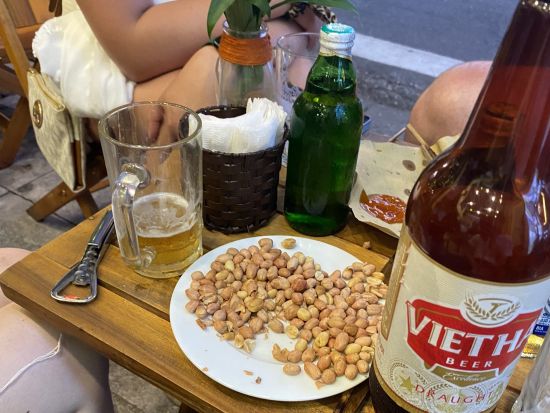 ハノイ地ビール＆ストリートフード巡りツアー　醸造所や屋台巡りだけじゃない！トレインストリート 観光あり＜英語ガイド＞