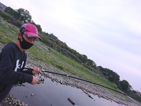 ルアーフィッシング体験！  ワームと餌釣り両方の体験OKで幼児、小学生、大人まで参加可能＜朝／東京・多摩川＞