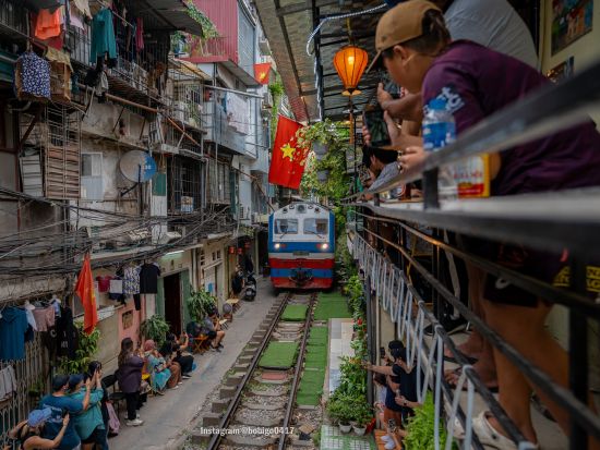ハノイ市内フォトジェニックツアー　トレインストリート＆チャンクオック寺 ＜英語ガイド＞