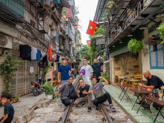 ハノイ市内観光　地ビールを片手にミニバスで楽しく観光スポットを巡る半日ツアー！バインミー付き＜英語ガイド＞