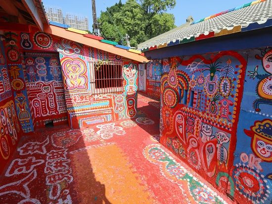 Taiwan_Taichung_Rainbow Village_ 彩虹眷村_shutterstock_1602621712