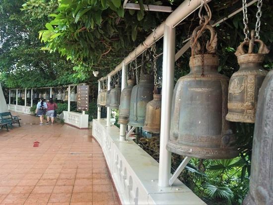 バンコク市内観光ツアー　ワット・パクナム＆ワット・プーカオトーン  ＜半日／貸切／日本語ガイド／最大8名＞