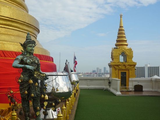 バンコク市内観光ツアー　ワット・パクナム＆ワット・プーカオトーン  ＜半日／貸切／日本語ガイド／最大8名＞