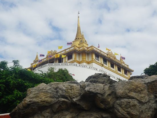 バンコク市内観光ツアー　ワット・パクナム＆ワット・プーカオトーン  ＜半日／貸切／日本語ガイド／最大8名＞