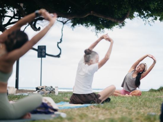 屋外ヨガレッスン　ビーチパークヨガ　選べるグループレッスンまたはプライベートレッスン＜1時間／日本語インストラクター＞by 2F Beach Yoga