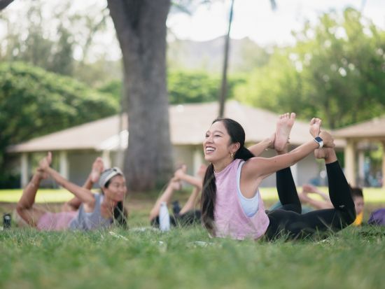 屋外ヨガレッスン　ビーチパークヨガ　選べるグループレッスンまたはプライベートレッスン＜1時間／日本語インストラクター＞by 2F Beach Yoga