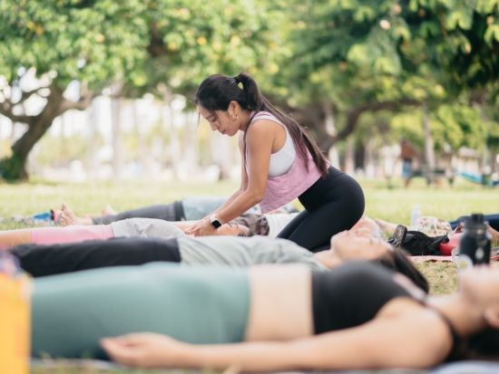 屋外ヨガレッスン　ビーチパークヨガ　選べるグループレッスンまたはプライベートレッスン＜1時間／日本語インストラクター＞by 2F Beach Yoga