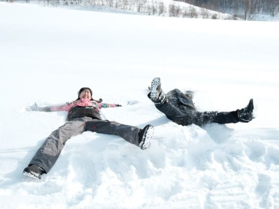 雪下キャベツ掘り起こし隊 甘みと旨味がぎゅっと詰まった雪の下に眠るキャベツを収穫しよう！越冬キャベツと地元素材の雪上ランチ付き＜12～2月／富良野＞