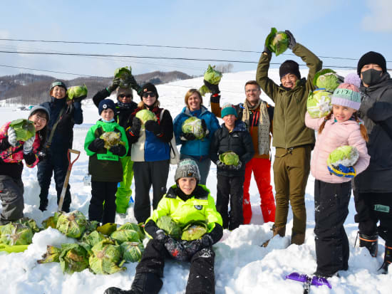 雪下キャベツ掘り起こし隊 甘みと旨味がぎゅっと詰まった雪の下に眠るキャベツを収穫しよう！越冬キャベツと地元素材の雪上ランチ付き＜12～2月／富良野＞