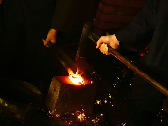 奥出雲たたらツアー 専属ガイドとたたら製鉄の歴史や文化を学ぶ旅 4つのスポットへご案内＜貸切タクシー利用／昼食付／松江駅発着＞