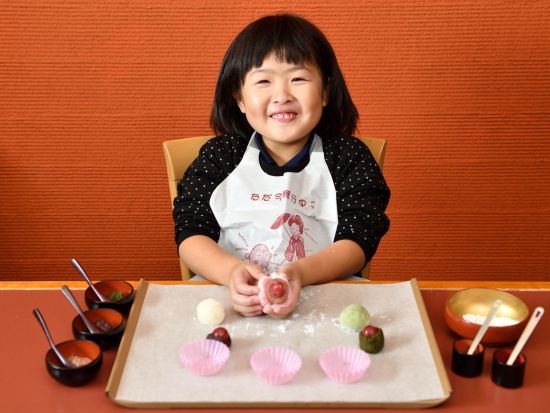 旬の果物を使った和菓子作り体験 期間限定いちご八つ橋 or フルーツ大福＜2名～／持ち帰りOK／阪急西京極駅よりお迎え可＞ by 八つ橋庵とししゅうやかた