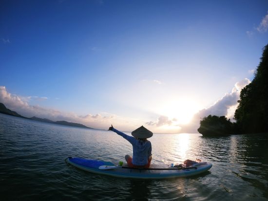 サンセットSUP 1組限定！夕日を眺めながらのんびりクルージング 素敵な旅の1日の締めくくりを＜約3時間／送迎あり／石垣島＞