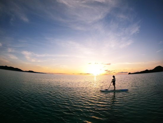 サンセットSUP 1組限定！夕日を眺めながらのんびりクルージング 素敵な旅の1日の締めくくりを＜約3時間／送迎あり／石垣島＞