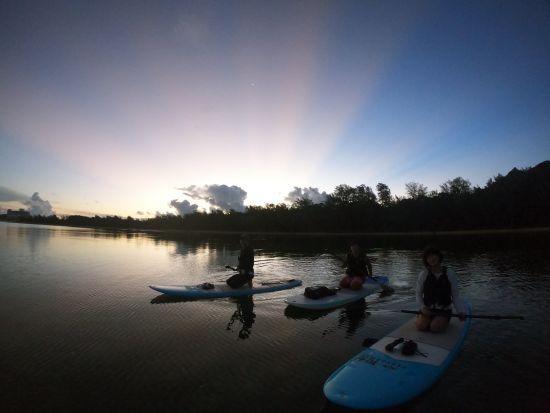 サンライズSUP 日が昇る前に出発！完全貸切で朝焼けに輝く透明な海を独り占め！気持ちいい朝日を浴びて素敵な1日をスタート＜約3時間／送迎あり／石垣島＞