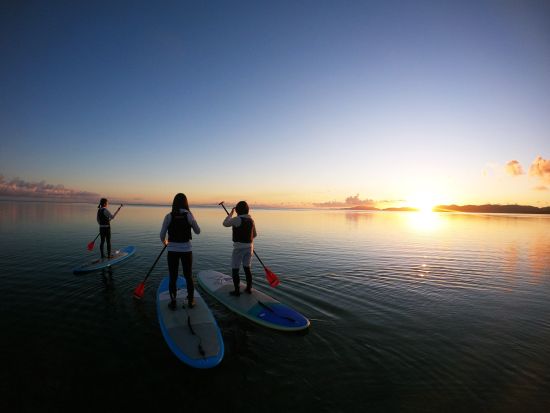 サンライズSUP 日が昇る前に出発！完全貸切で朝焼けに輝く透明な海を独り占め！気持ちいい朝日を浴びて素敵な1日をスタート＜約3時間／送迎あり／石垣島＞