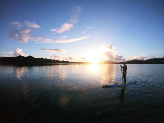 サンライズSUP 日が昇る前に出発！完全貸切で朝焼けに輝く透明な海を独り占め！気持ちいい朝日を浴びて素敵な1日をスタート＜約3時間／送迎あり／石垣島＞