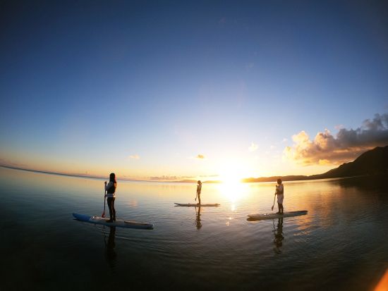 サンライズSUP 日が昇る前に出発！完全貸切で朝焼けに輝く透明な海を独り占め！気持ちいい朝日を浴びて素敵な1日をスタート＜約3時間／送迎あり／石垣島＞