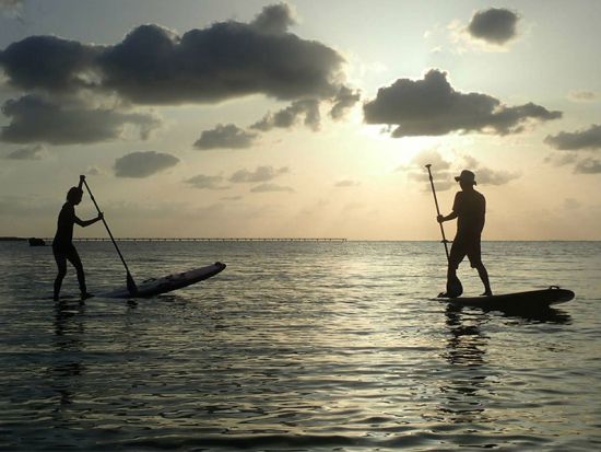 サンセットSUPツアー  地元出身ガイドのおすすめポイントで開催◎伊良部島の夕日で楽しい1日を締めくくろう！＜2時間／5歳～65歳／宮古島＞