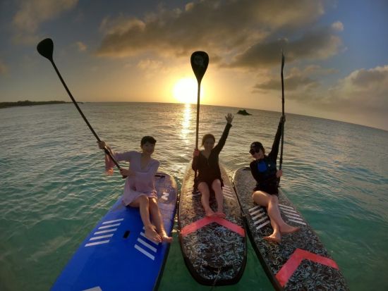 サンセットSUPツアー  地元出身ガイドのおすすめポイントで開催◎伊良部島の夕日で楽しい1日を締めくくろう！＜2時間／5歳～65歳／宮古島＞