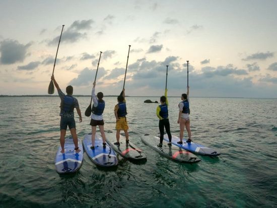 サンセットSUPツアー  地元出身ガイドのおすすめポイントで開催◎伊良部島の夕日で楽しい1日を締めくくろう！＜2時間／5歳～65歳／宮古島＞