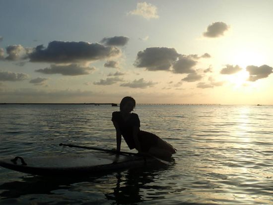 サンセットSUPツアー  地元出身ガイドのおすすめポイントで開催◎伊良部島の夕日で楽しい1日を締めくくろう！＜2時間／5歳～65歳／宮古島＞