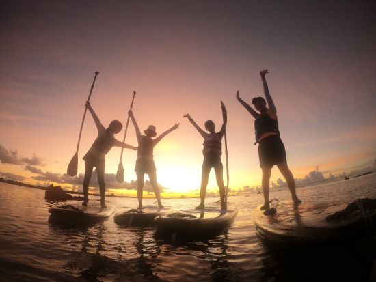 サンセットSUPツアー  地元出身ガイドのおすすめポイントで開催◎伊良部島の夕日で楽しい1日を締めくくろう！＜2時間／5歳～65歳／宮古島＞