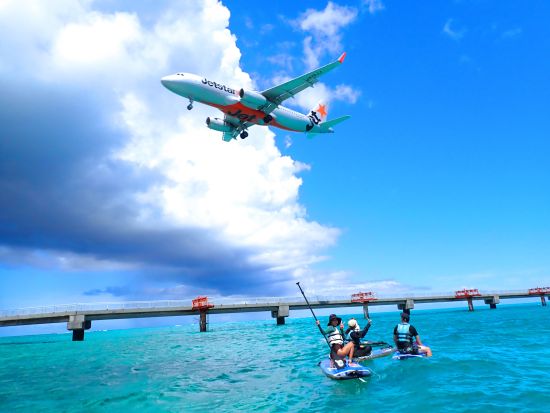 SUP（スタンドアップパドル）ツアー 透明度抜群の伊良部島の海を満喫！地元出身ガイドおすすめのポイントでのんびり過ごそう＜3時間／5歳～65歳／宮古島＞