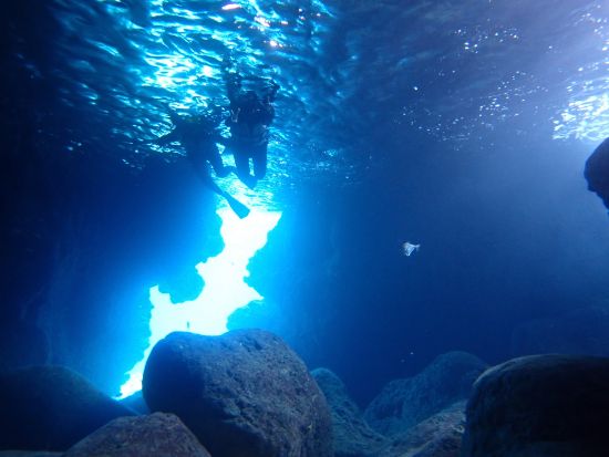 ドローン撮影付！宮古島 青の洞窟＋ウミガメ＋サンゴ シュノーケル3ポイントツアー グラスボートから海底も楽しめる＜3～9月／2時間半／5歳～参加可／伊良部島＞