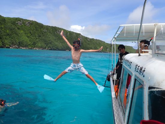 ドローン撮影付！宮古島 青の洞窟＋ウミガメ＋サンゴ シュノーケル3ポイントツアー グラスボートから海底も楽しめる＜3～9月／2時間半／5歳～参加可／伊良部島＞