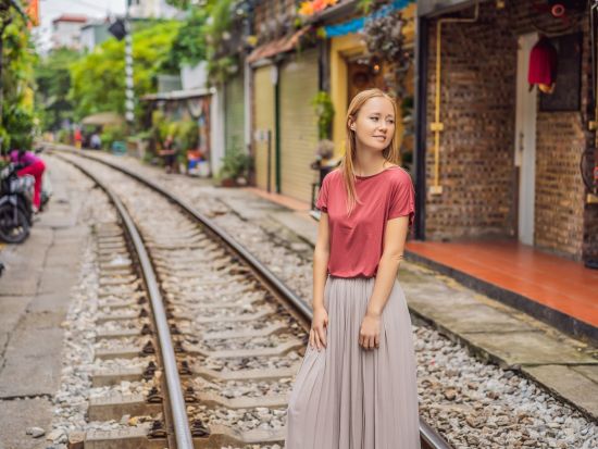 ハノイ市内フォトジェニックツアー　トレインストリート＆チャンクオック寺 ＜英語ガイド＞