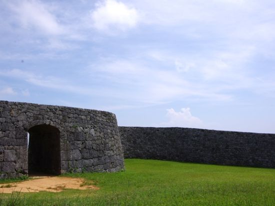 世界遺産「座喜味城跡」で森さんぽ ガイドと一緒に城壁からの眺めや豊かな自然を楽しもう＜1時間／送迎あり／読谷村＞