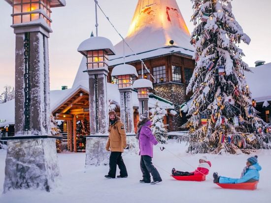 ラップランドで遊ぼう！サンタクロース村と犬ぞり＆トナカイぞり体験 ロヴァニエミのハイライトツアー＜昼食付き／11月～4月／英語＞