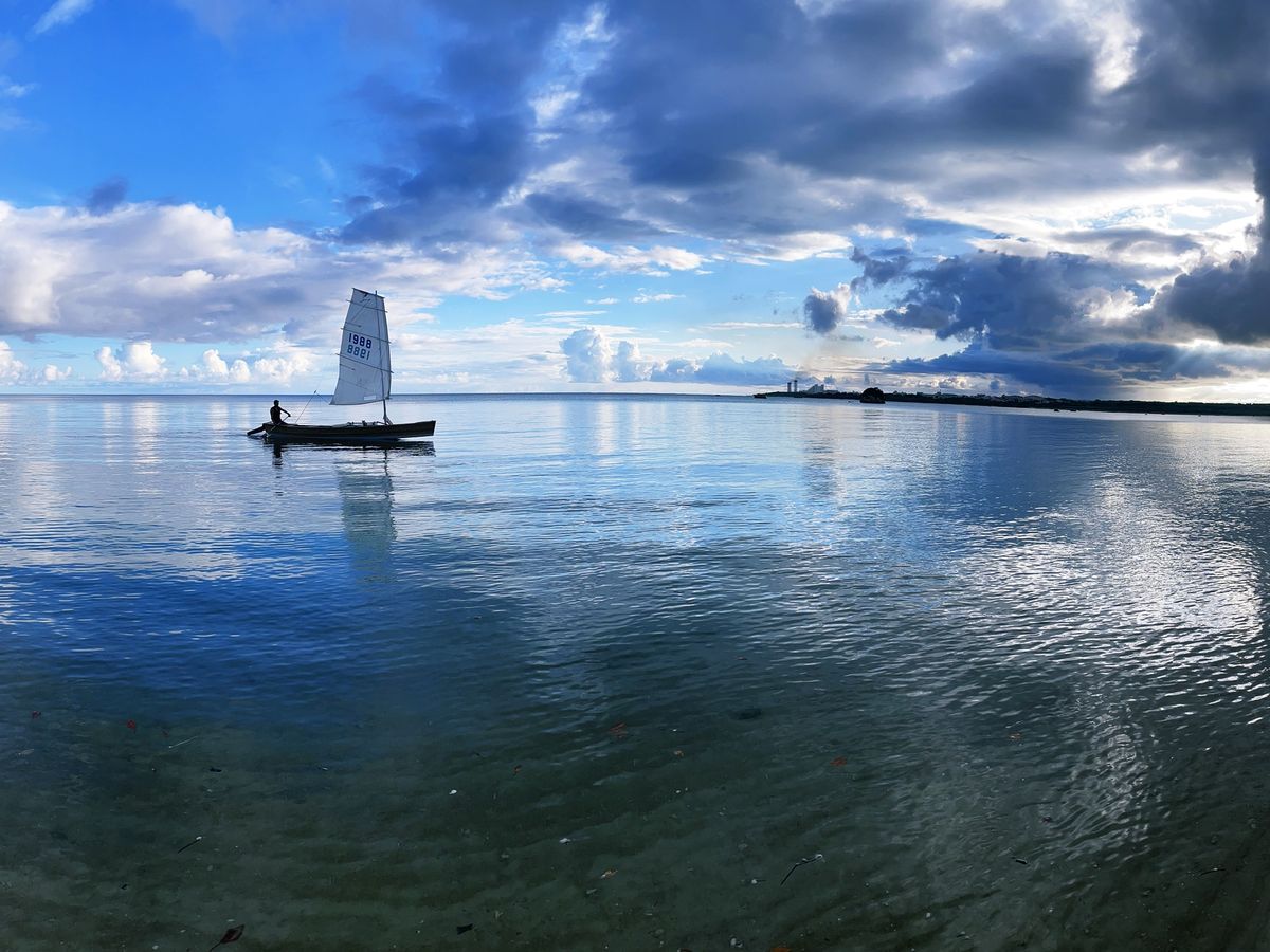 サバニ船ツアー 沖縄の伝統的な船で透明な海を冒険 優しい風に乗って大