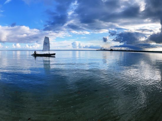 サバニ船ツアー 沖縄の伝統的な船で透明な海を冒険 優しい風に乗って大自然を感じよう！ 1歳のお子様から参加可能＜約1時間半／石垣島＞