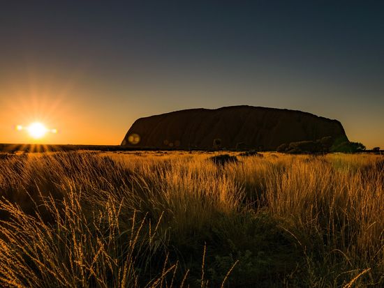 Australia_Uluru Ayers rock_Sunrise_shutterstock_1021971964