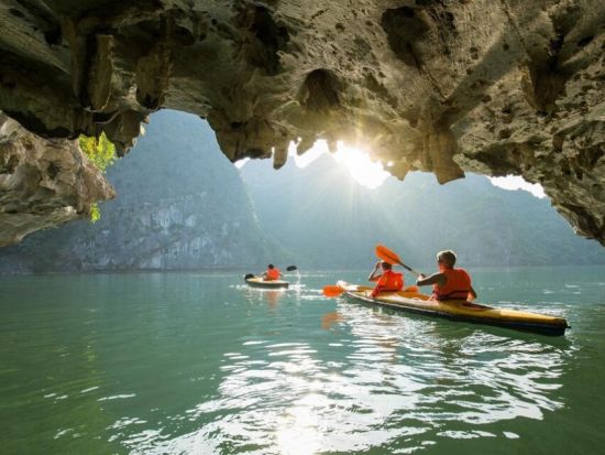 世界遺産ハロン湾日帰りツアー　鍾乳洞ライトアップ＋選べるカヤック体験　空港お送り帰国日プラン有＜4時間クルーズ／日本語ガイド／海鮮ランチ＞