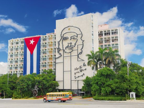 Cuba_Havana_Revolution_Square_Che_Guevara_shutterstock_30797239