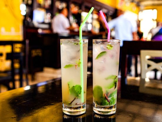 Cuba_Bar_Mojito_shutterstock_1045830331