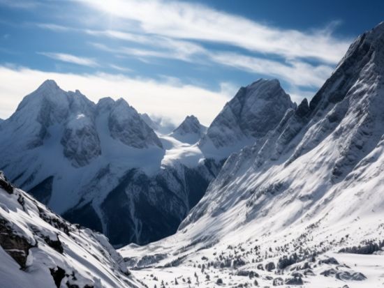 【雲南周遊】昆明石林＋麗江古城＋玉龍雪山＋大理崇聖寺三塔など旅する雲南現地観光ツアー・3泊4日間＜往復航空券付・新幹線付／食事付／宿泊付／混載無し＞