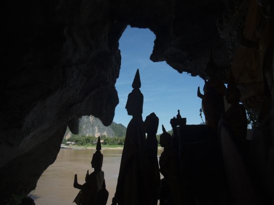 ルアンパバーンで托鉢体験！朝市見学＋パクオー洞窟＋クアンシー滝＋モン族村観光など 盛り沢山の体験型ツアー ＜終日／日本語ガイド／昼食付／ルアンパバーン発＞